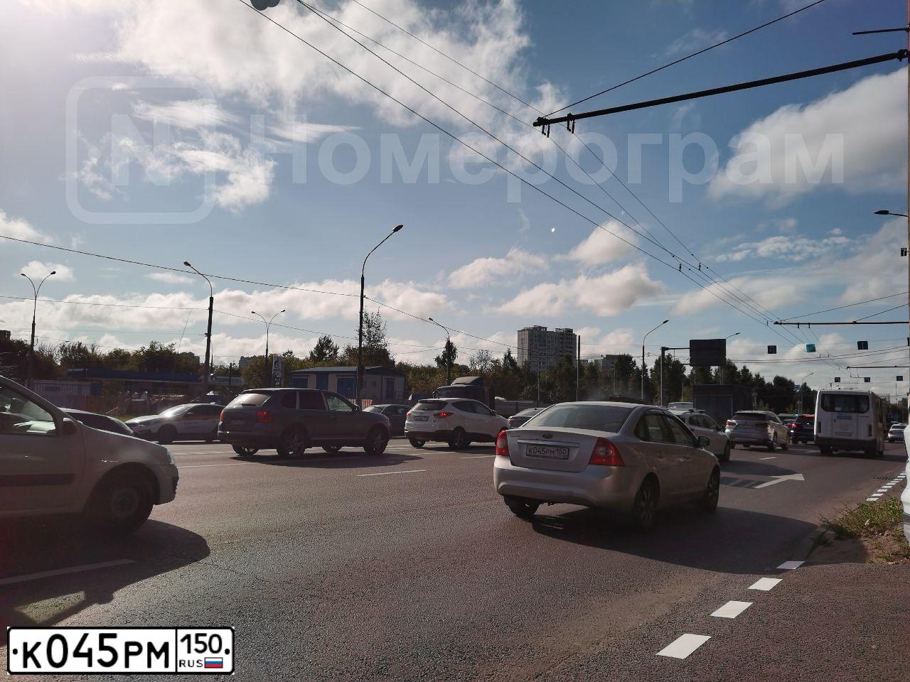 Фото автомобиля FORD FOCUS, 2008 — госномер К045РМ150. Цвет: СЕРЕБРИСТЫЙ