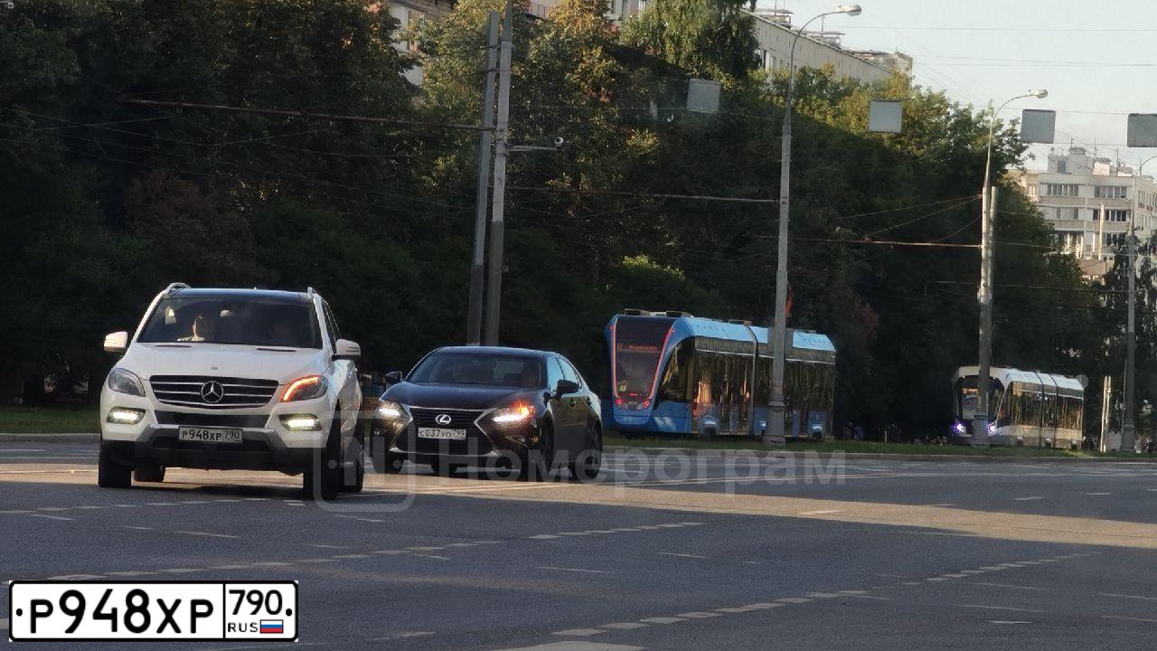 Фото автомобиля MERCEDES M-KLASSE, 2012 — госномер Р948ХР790. Цвет: Белый