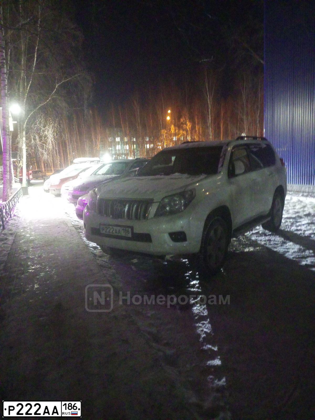 Фото автомобиля TOYOTA CAMRY, 2012 — госномер Р222АА186. Цвет: БЕЛЫЙ
