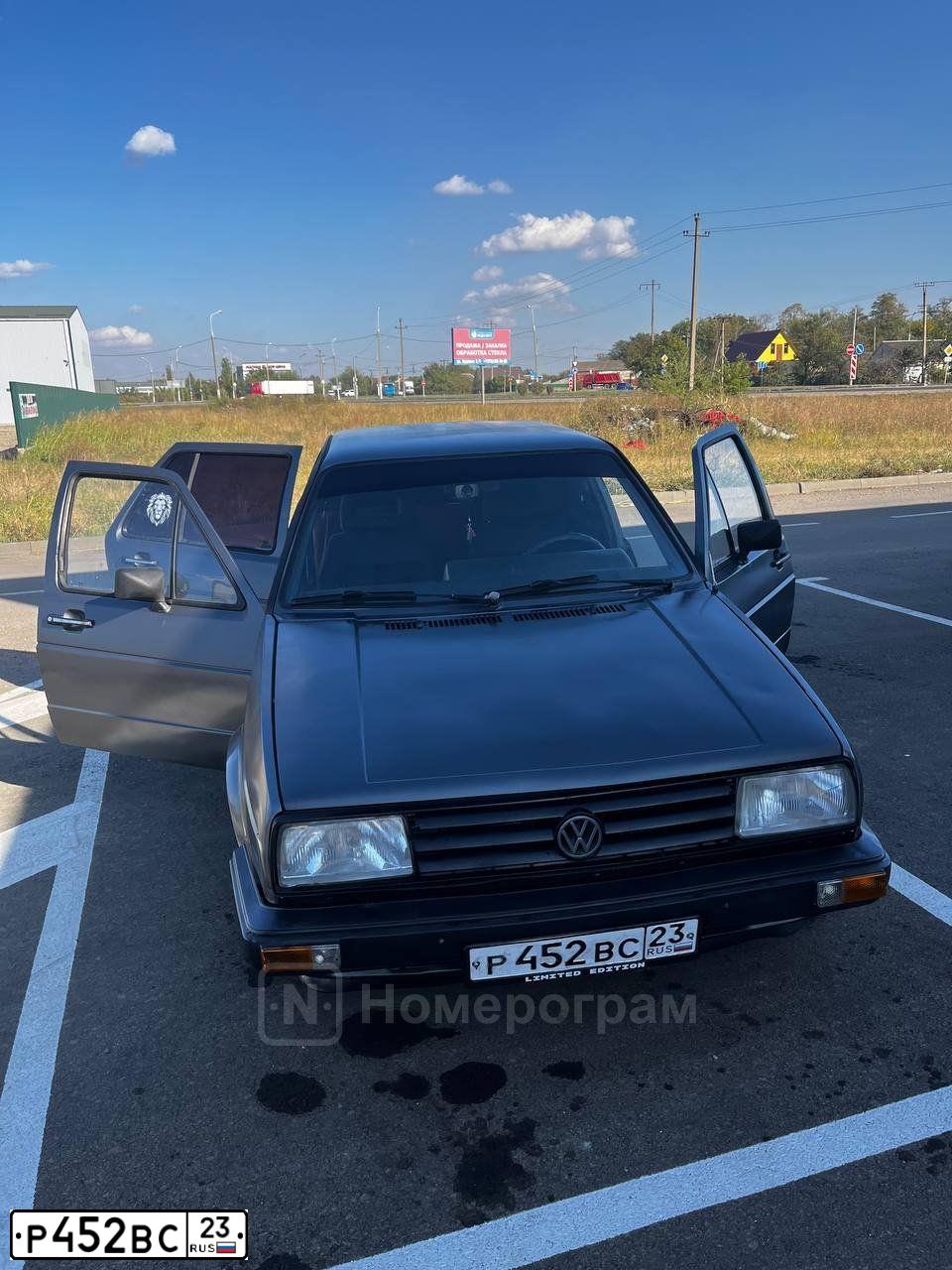 Фото автомобиля VOLKSWAGEN JETTA, 1985 — госномер Р452ВС23. Цвет: ТЕМНО-СЕРЫЙ