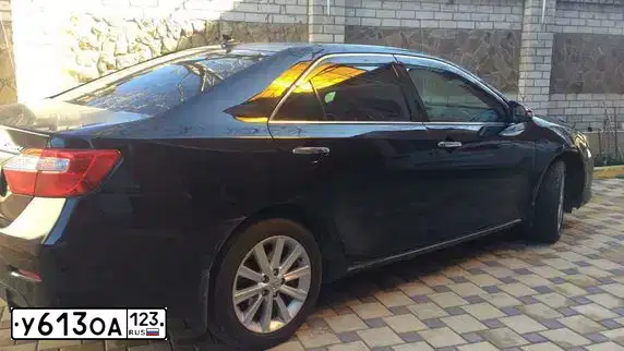 Фото автомобиля TOYOTA CAMRY, 2014 — госномер Е396НХ761. Цвет: ЧЕРНЫЙ МЕТАЛЛИК