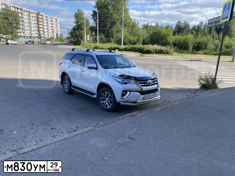 Фото автомобиля TOYOTA FORTUNER, 2019 — госномер М830УМ29. Цвет: Белый