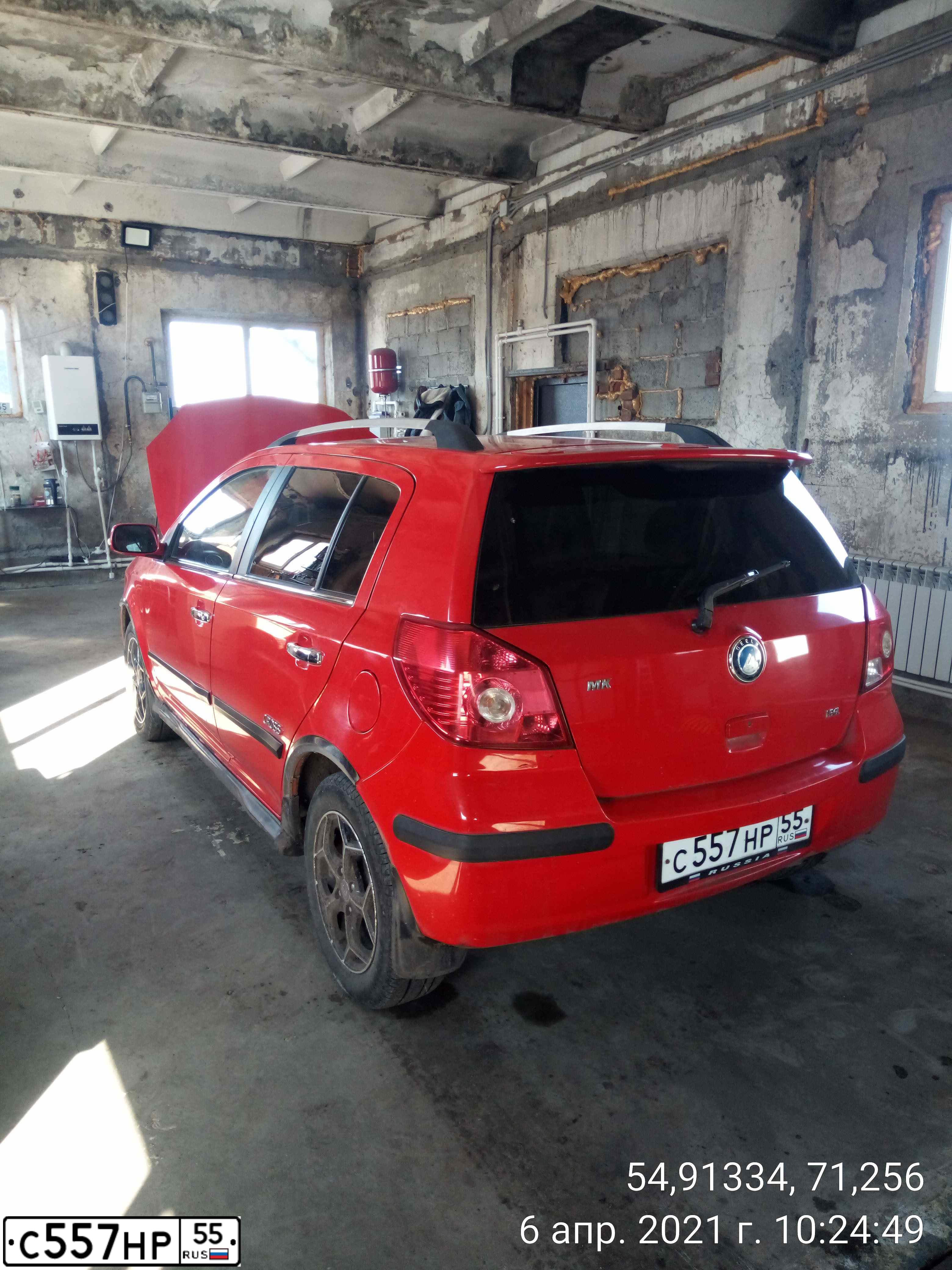 Фото автомобиля GEELY MK CROSS, 2012 — госномер С557НР55. Цвет: КРАСНЫЙ