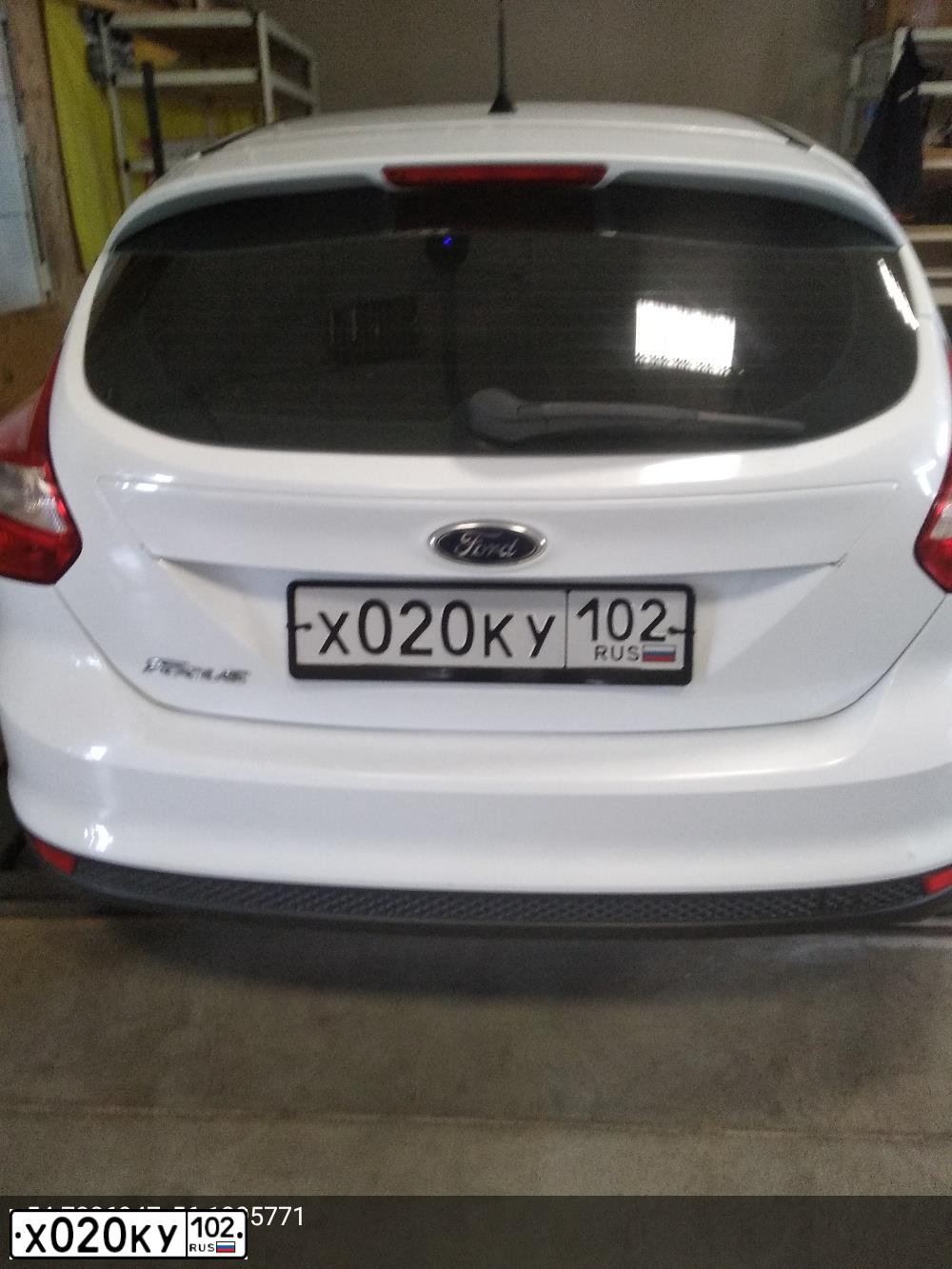 Фото автомобиля FORD FOCUS, 2012 — госномер Х020КУ102. Цвет: Белый