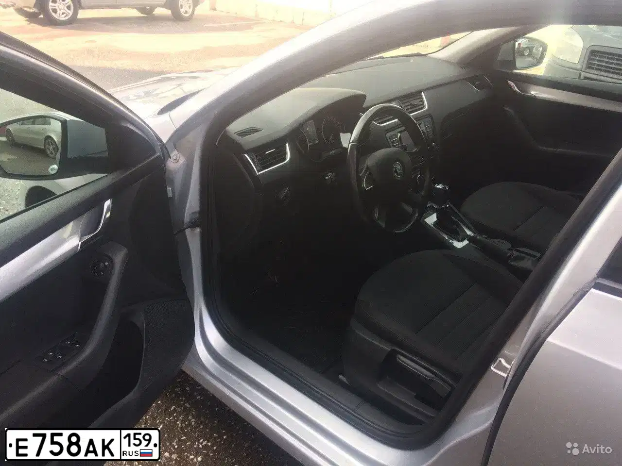 Фото автомобиля SKODA OCTAVIA, 2013 — госномер М825СУ18. Цвет: Серебристый