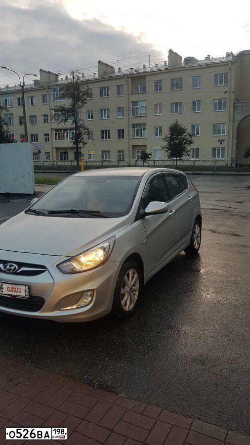 Фото автомобиля HYUNDAI SOLARIS, 2013 — госномер О526ВА198. Цвет: СЕРЕБРИСТЫЙ