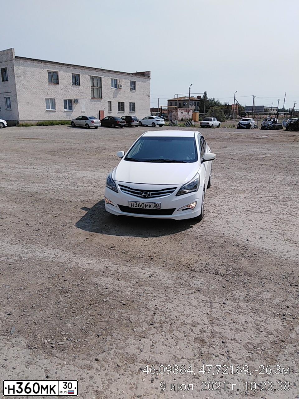 Фото автомобиля HYUNDAI SOLARIS, 2016 — госномер Н360МК30. Цвет: Белый