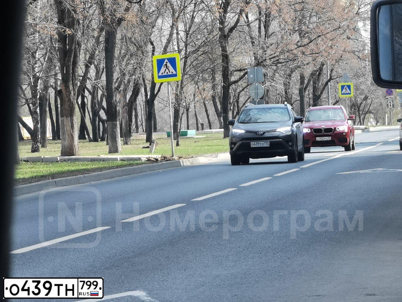 Фото автомобиля TOYOTA RAV4, 2017 — госномер О439ТН799. Цвет: Светло-коричневый металлик