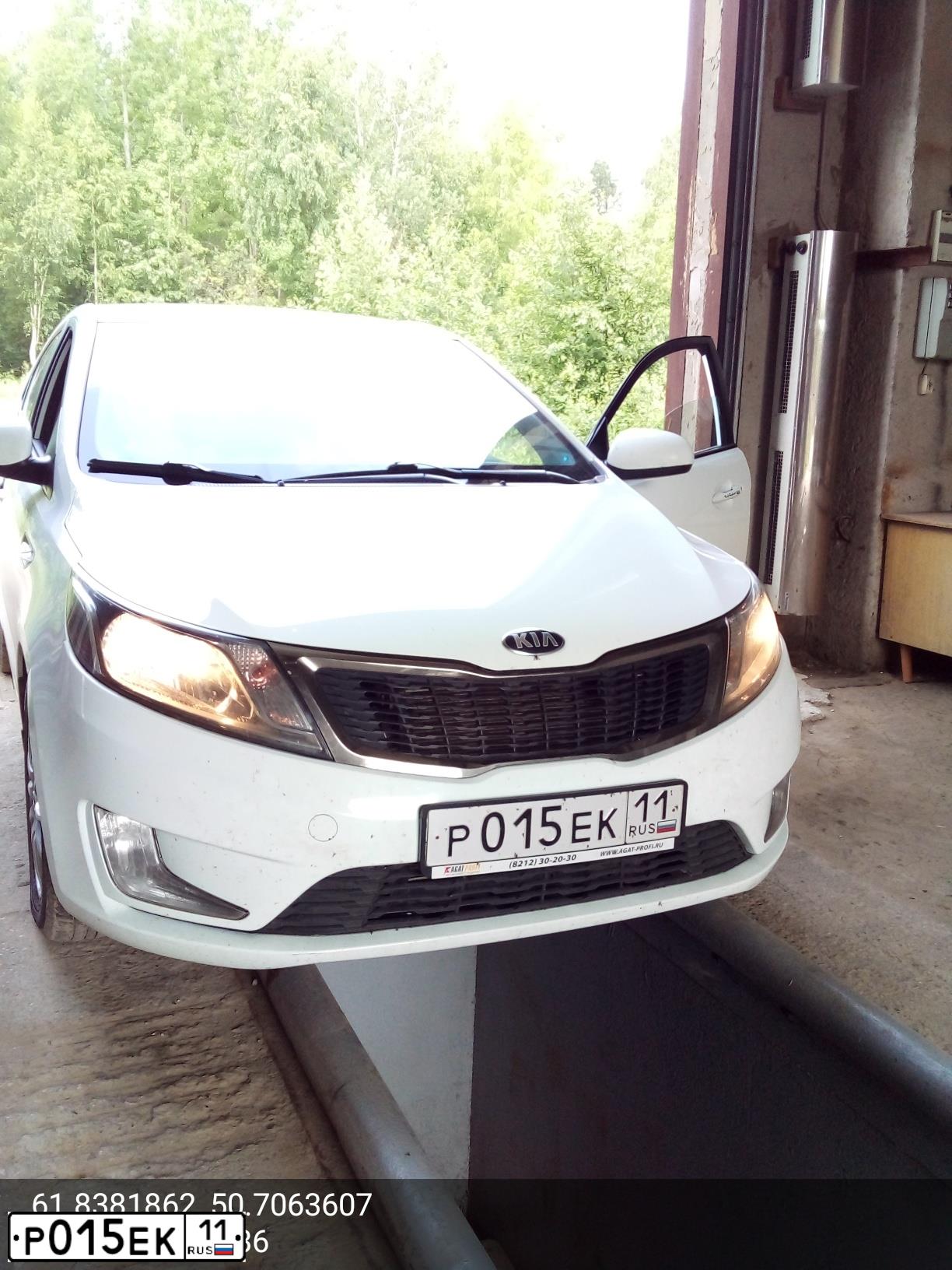 Фото автомобиля KIA RIO, 2014 — госномер Р015ЕК11. Цвет: Белый