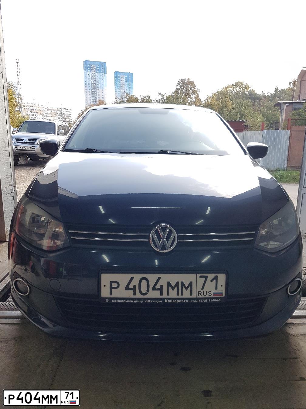 Фото автомобиля VOLKSWAGEN POLO, 2014 — госномер Р404ММ71. Цвет: Темно-синий