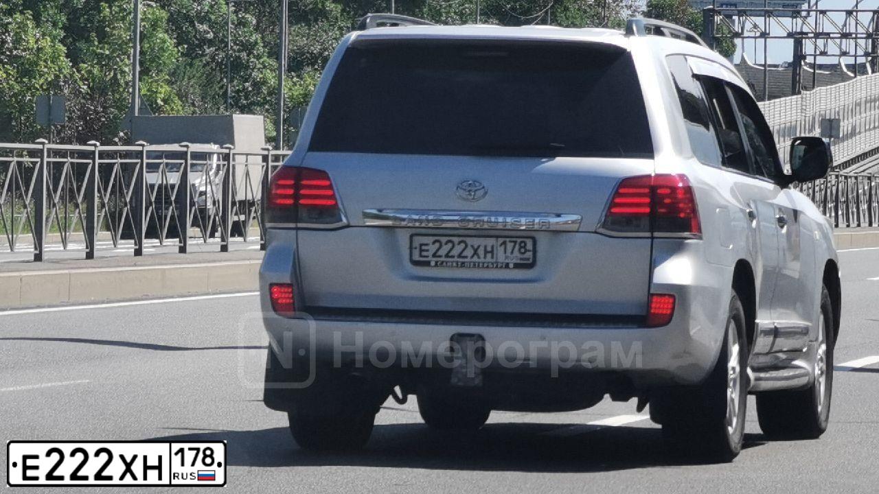 Фото автомобиля TOYOTA LANDCRUISER 200, 2008 — госномер Е222ХН178. Цвет: Серебристый