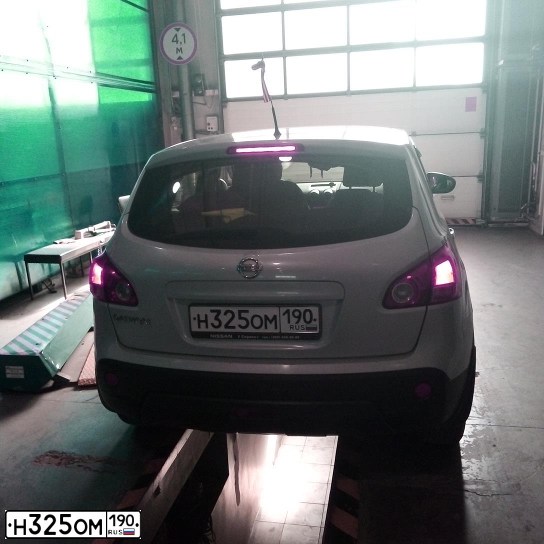 Фото автомобиля NISSAN QASHQAI, 2007 — госномер Н325ОМ190. Цвет: СЕРЫЙ
