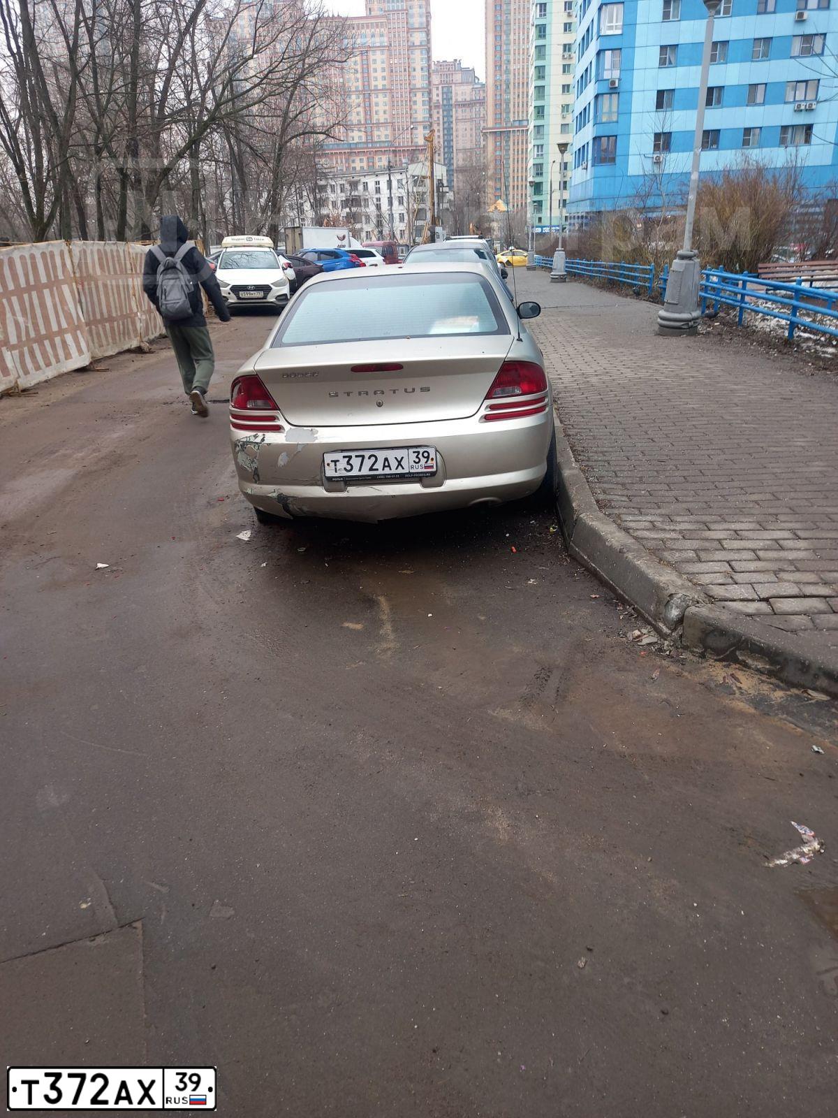 Фото автомобиля DODGE STRATUS, 2004 — госномер Т372АХ39. Цвет: БЕЖЕВЫЙ
