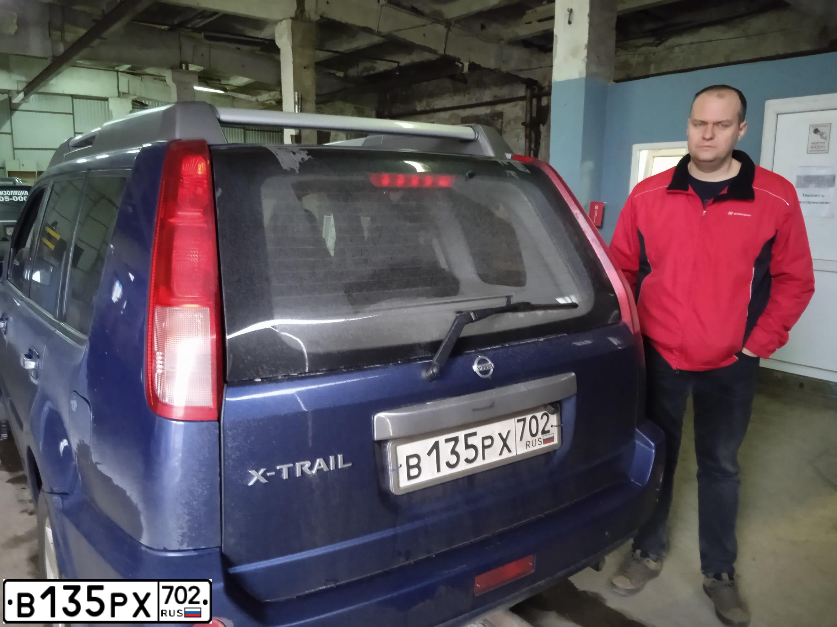 Фото автомобиля NISSAN X-TRAIL, 2005 — госномер В135РХ702. Цвет: ТЕМНО-СИНИЙ