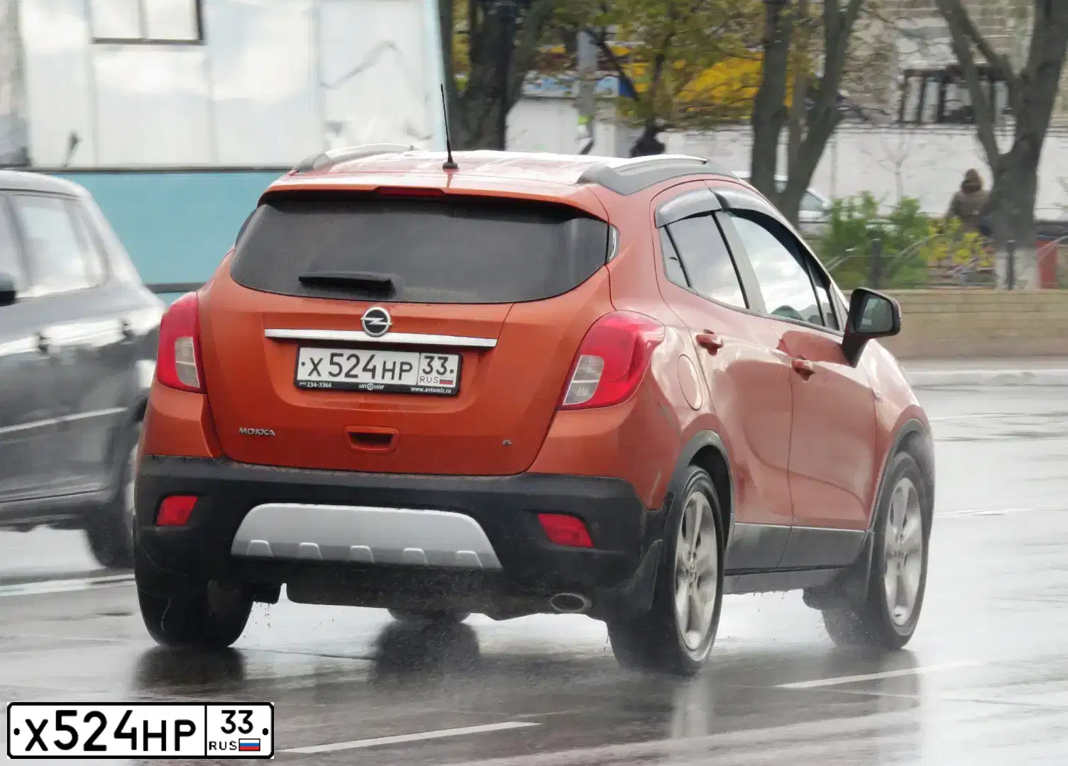 Фото автомобиля OPEL MOKKA, 2014 — госномер У732ОЕ790. Цвет: Оранжевый