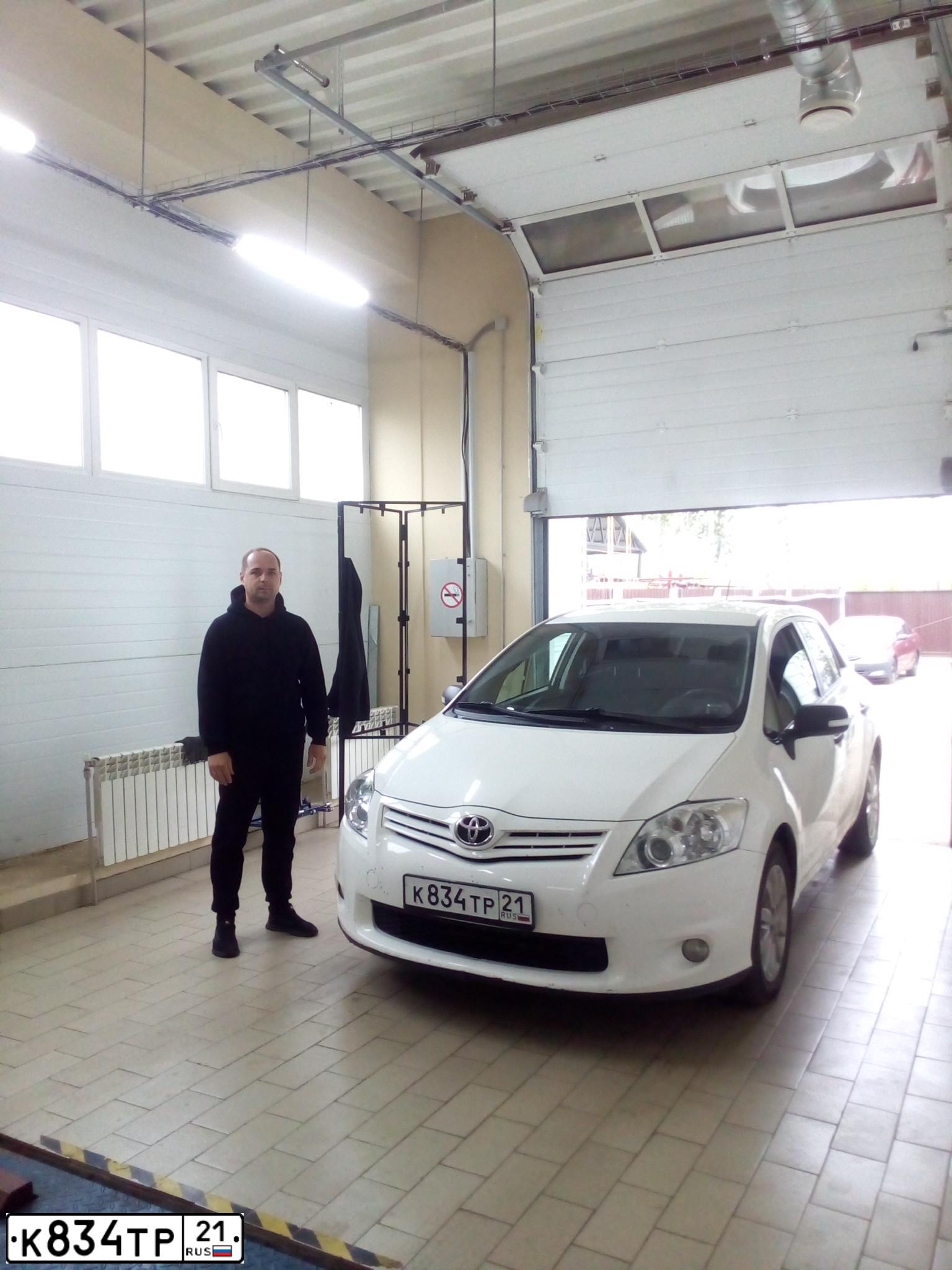 Фото автомобиля TOYOTA AURIS, 2011 — госномер В001ОА21. Цвет: Белый
