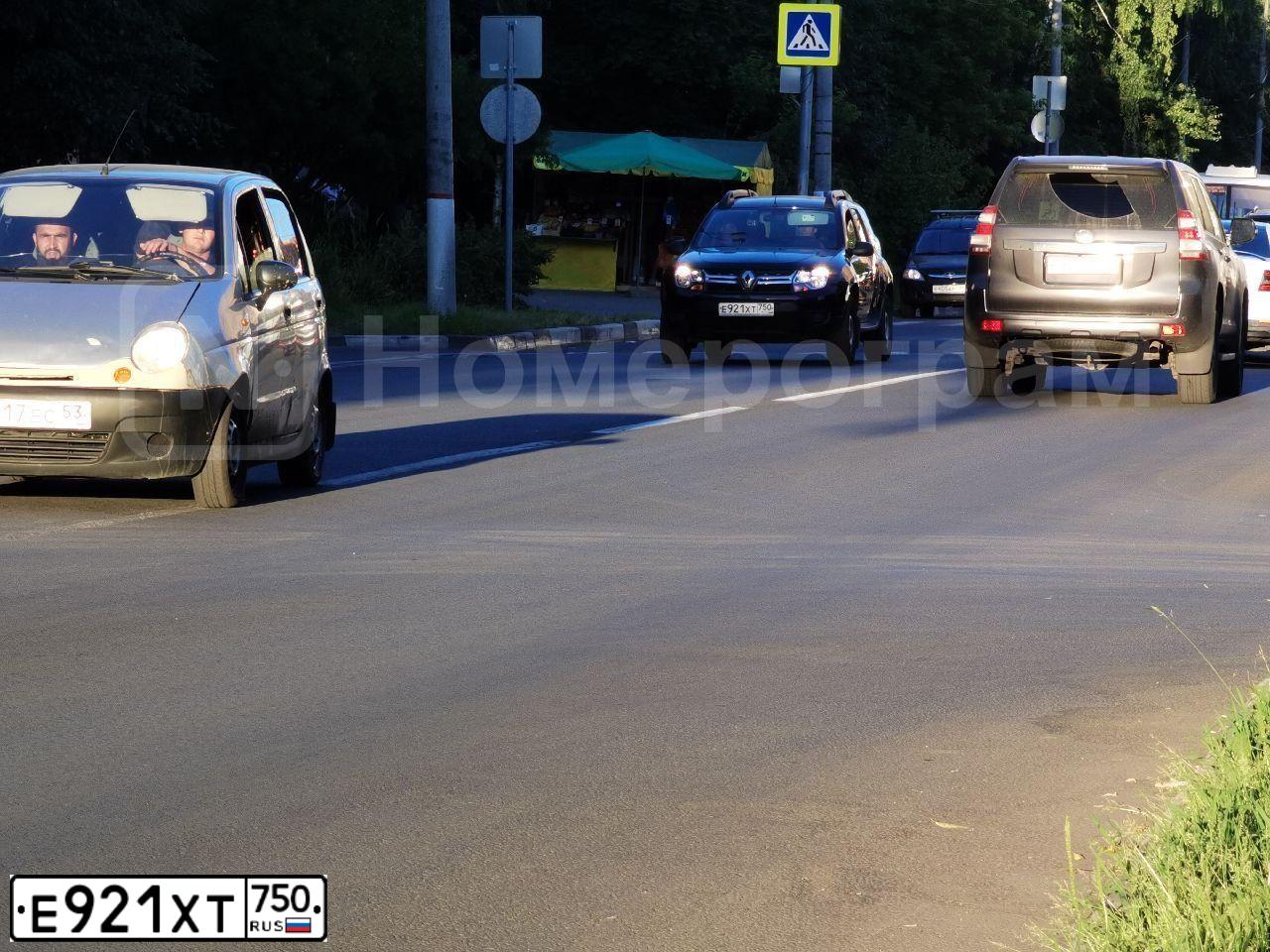 Фото автомобиля RENAULT DUSTER, 2019 — госномер Е921ХТ750. Цвет: Коричневый