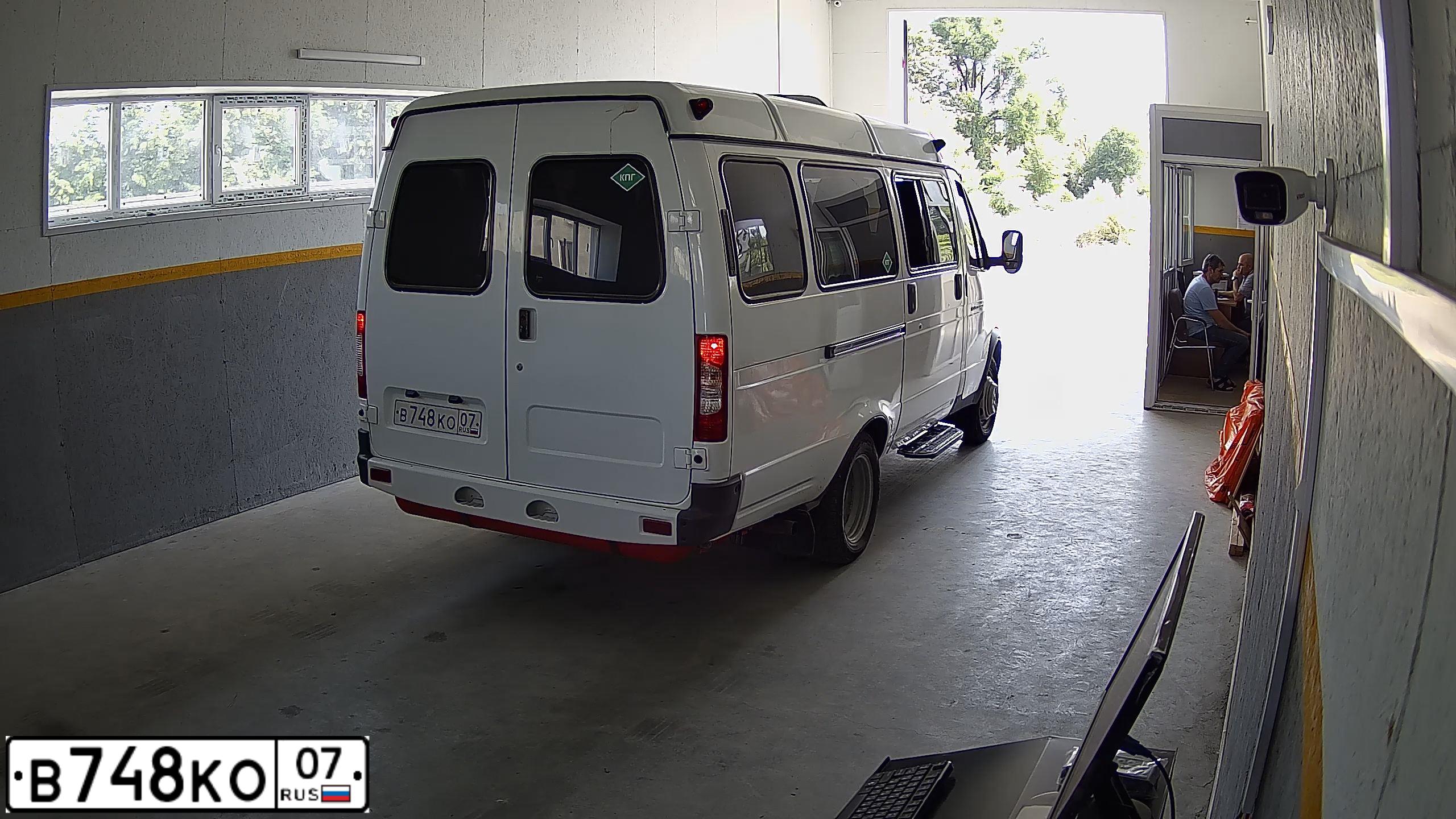 Фото автомобиля GAZ 3221, 2015 — госномер В748КО07. Цвет: Белый