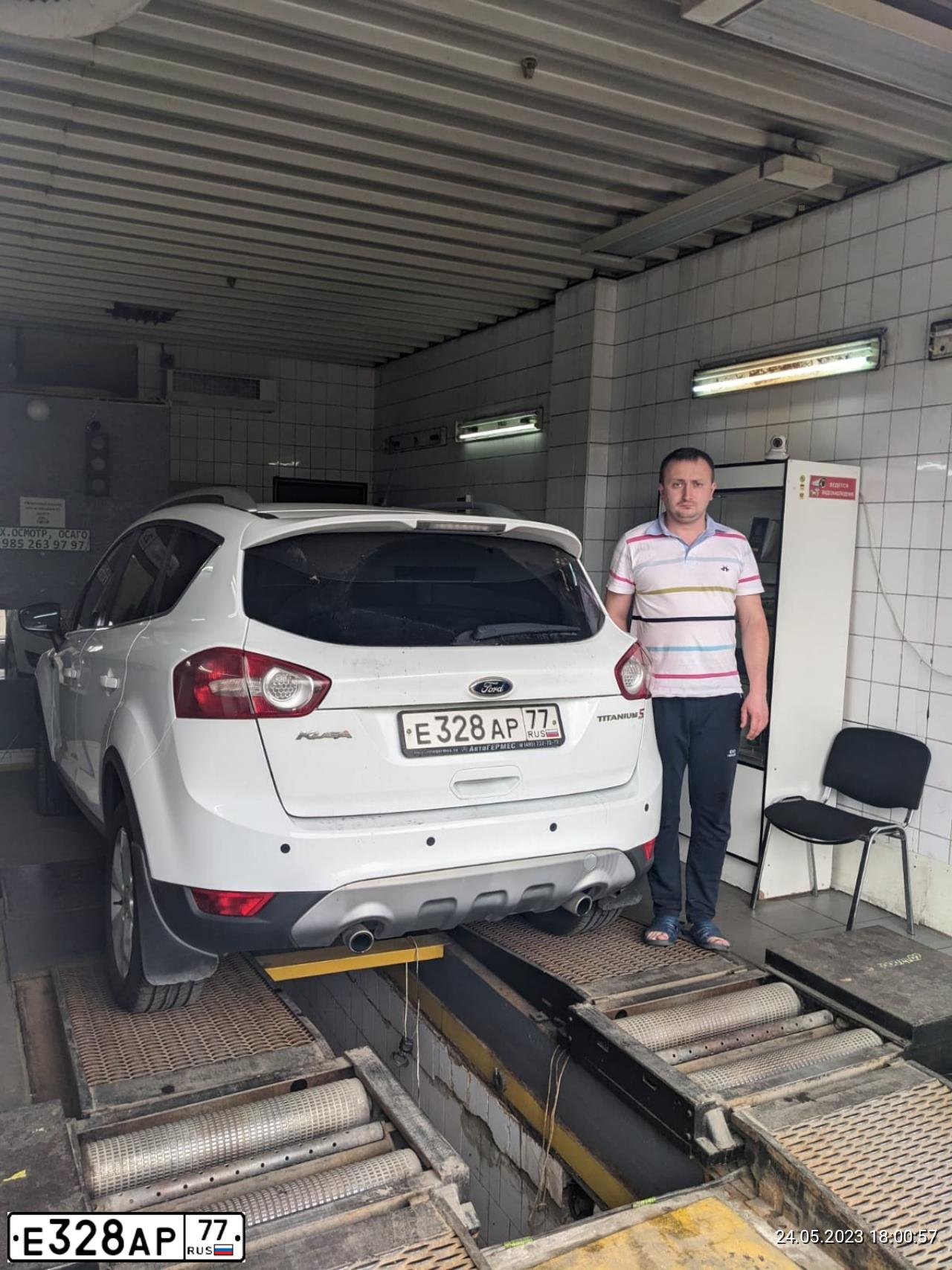 Фото автомобиля FORD KUGA, 2012 — госномер М952ВМ977. Цвет: Белый