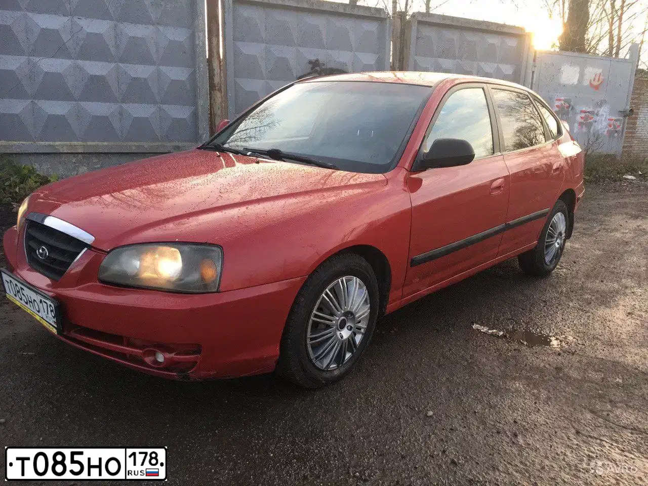 Фото автомобиля HYUNDAI ELANTRA, 2003 — госномер В157МА198. Цвет: Красный
