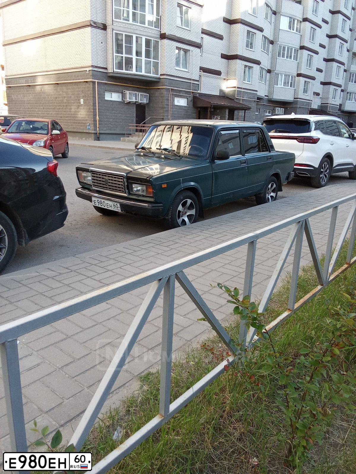 Фото автомобиля LADA 2107, 2009 — госномер Е980ЕН60. Цвет: Темно-зеленый