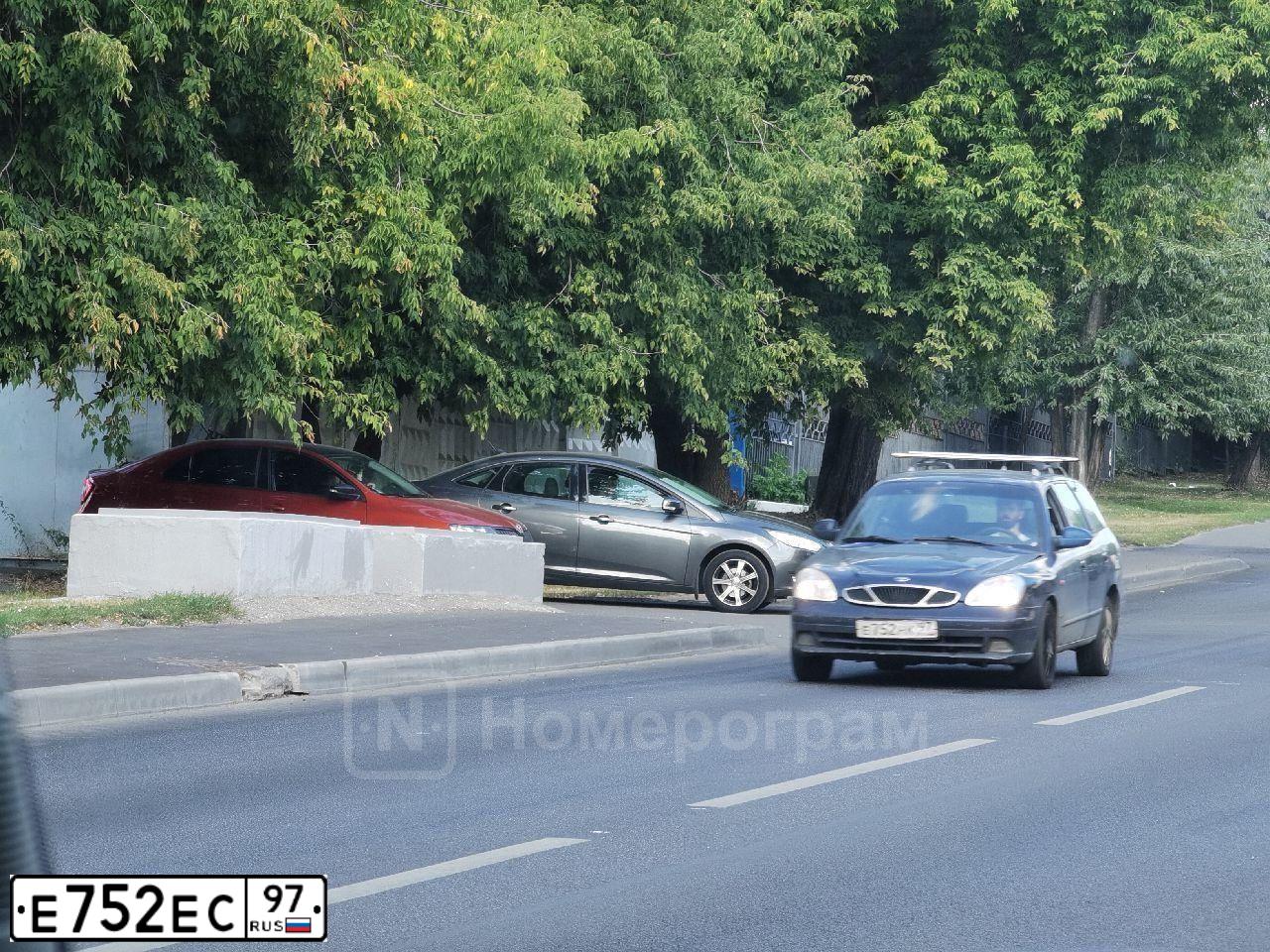 Фото автомобиля NISSAN MAXIMA, 2001 — госномер М807НЕ32. Цвет: ЗЕЛЕНЫЙ