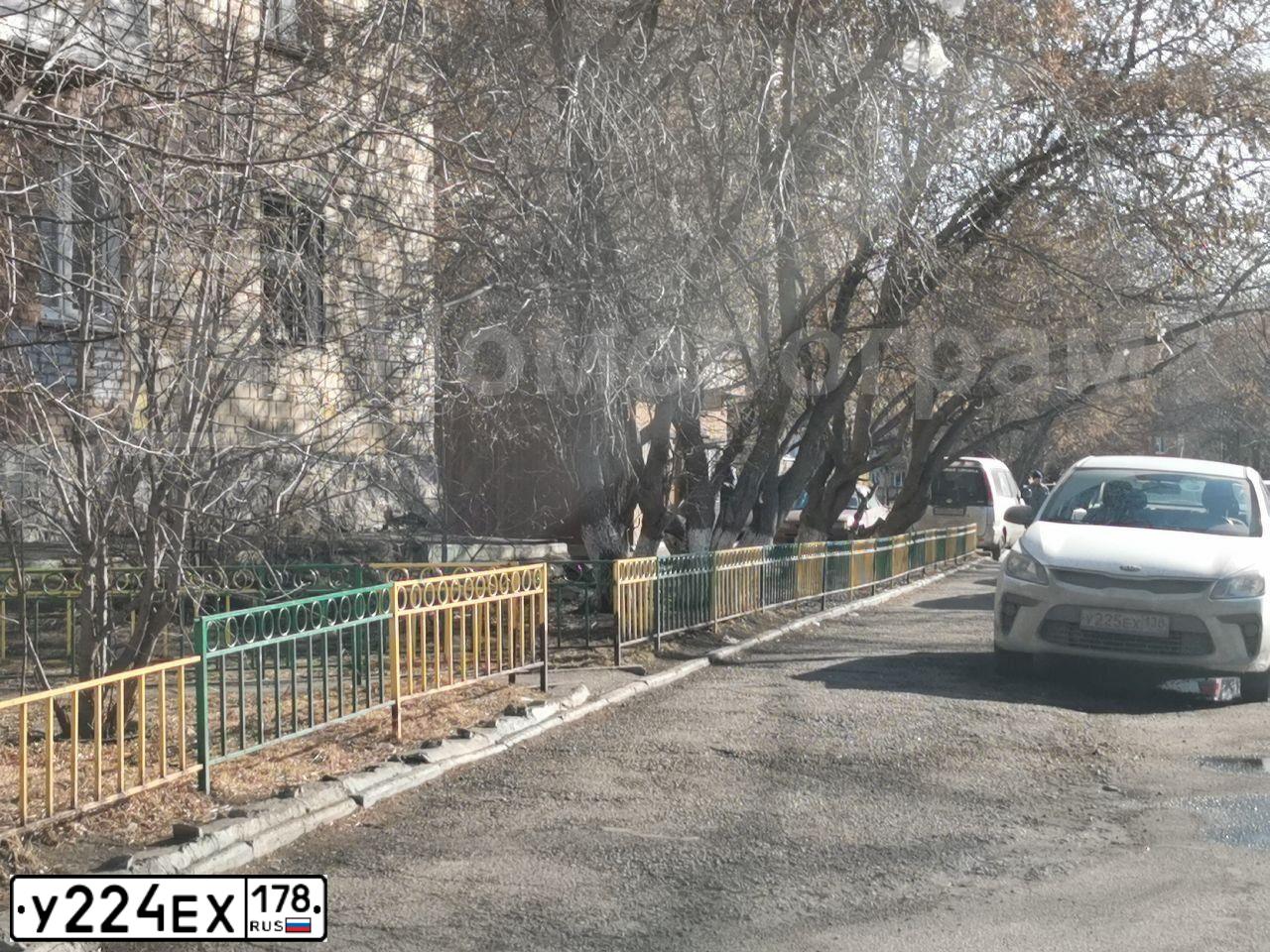Фото автомобиля PEUGEOT 408, 2015 — госномер Р679ОТ198. Цвет: ЧЕРНЫЙ