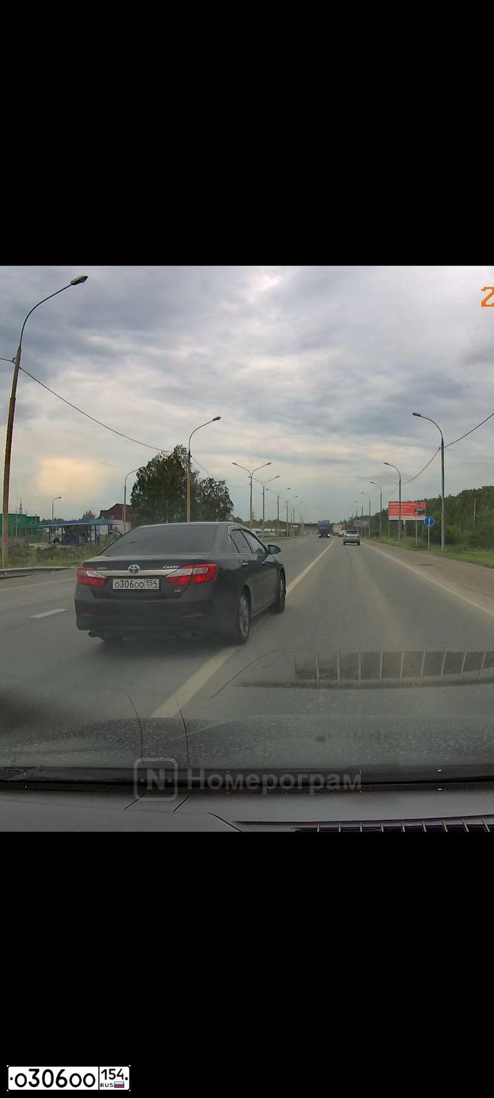 Фото автомобиля TOYOTA CAMRY, 2012 — госномер О012ОО154. Цвет: ЧЕРНЫЙ МЕТАЛЛИК