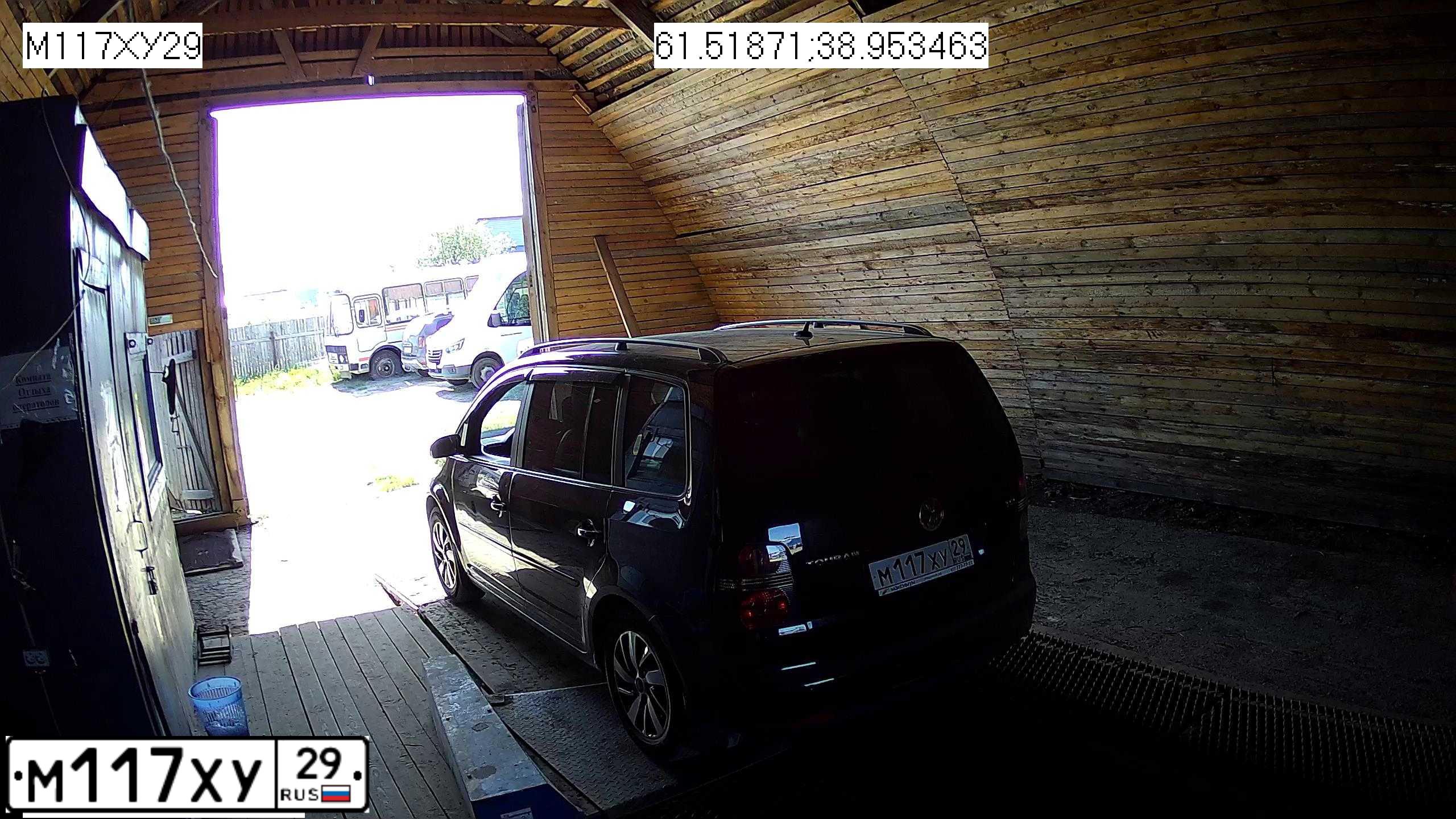 Фото автомобиля VOLKSWAGEN TOURAN, 2009 — госномер М117ХУ29. Цвет: ЧЕРНЫЙ