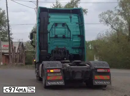 Фото автомобиля VOLVO FH, 2013 — госномер Р388УА27. Цвет: ПЕРЛАМУТРОВО-ЗЕЛЕНЫЙ