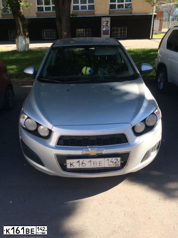Фото автомобиля CHEVROLET AVEO, 2012 — госномер К161ВЕ142. Цвет: СЕРЕБРИСТЫЙ