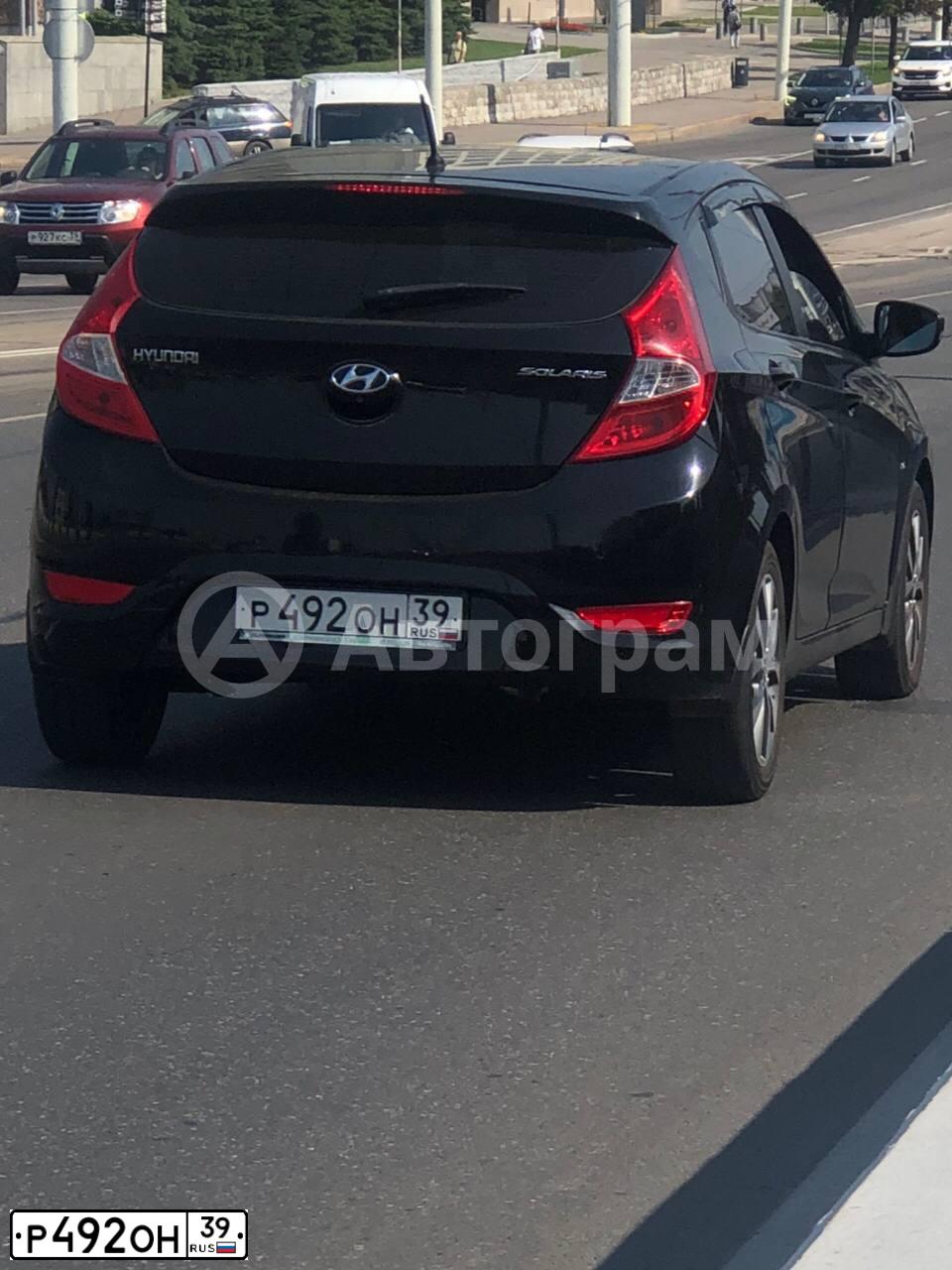 Фото автомобиля HYUNDAI SOLARIS, 2013 — госномер Р492ОН39. Цвет: ЧЕРНЫЙ