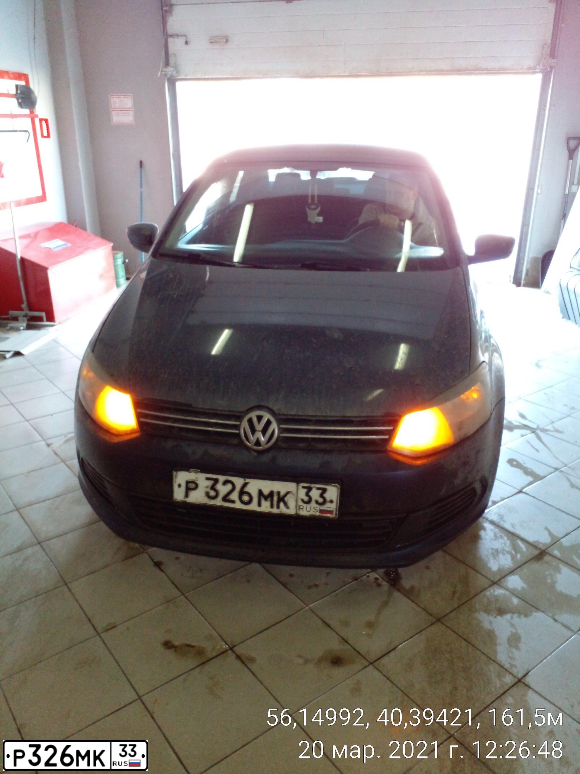 Фото автомобиля VOLKSWAGEN POLO, 2011 — госномер Р326МК33. Цвет: синий