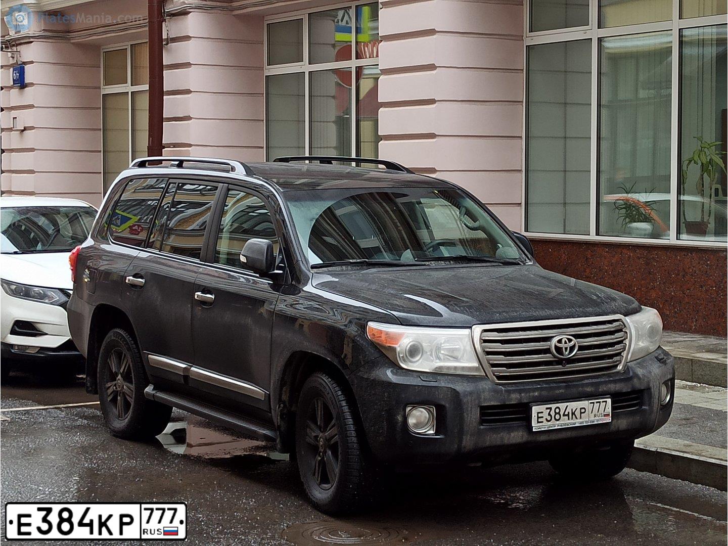 Фото автомобиля TOYOTA LANDCRUISER 200, 2012 — госномер Е384КР777. Цвет: ЧЕРНЫЙ