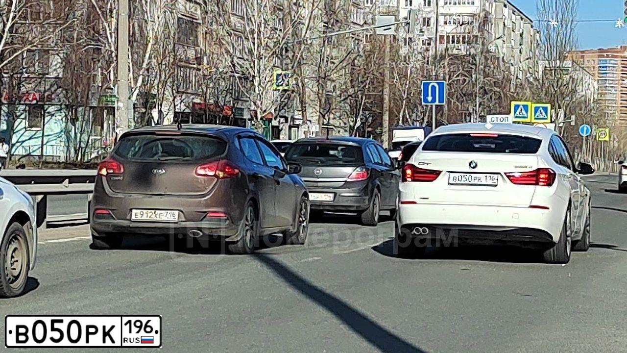 Фото автомобиля TOYOTA CARINA, 1997 — госномер В050РК196. Цвет: Серый
