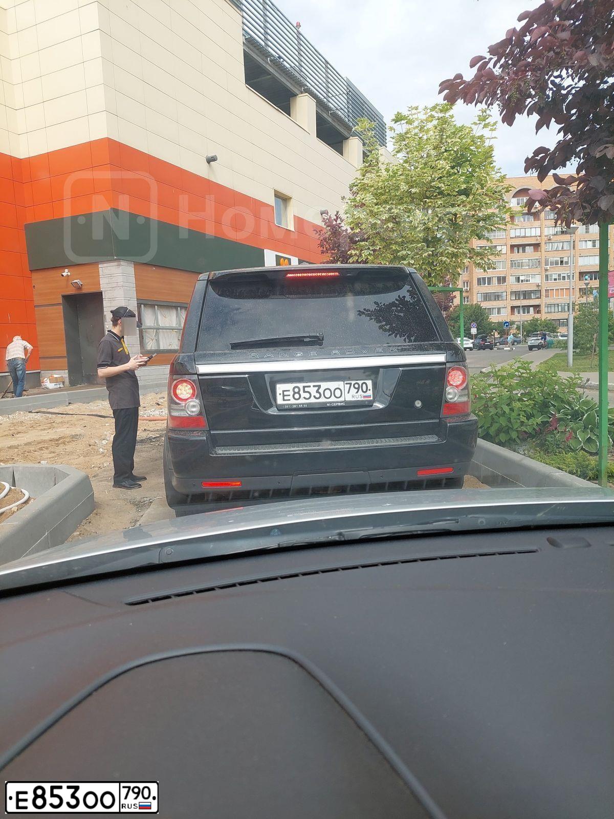 Фото автомобиля LANDROVER RANGE ROVER SPORT, 2011 — госномер Е853ОО790. Цвет: ЧЕРНЫЙ