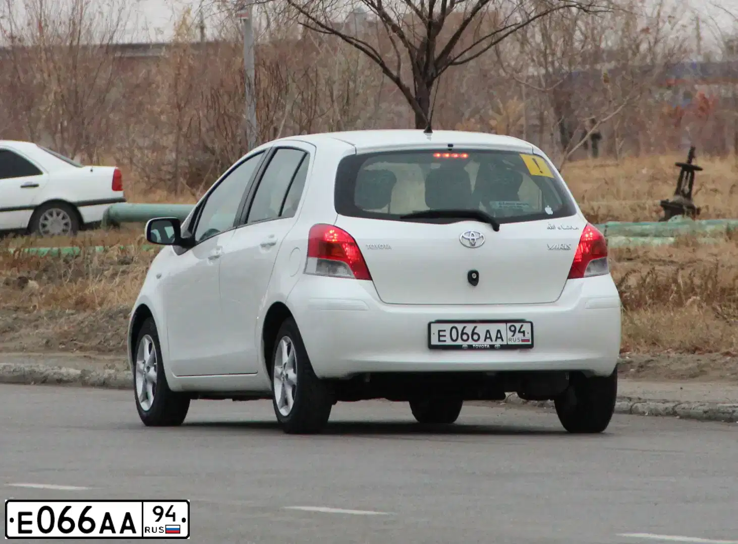 Фото автомобиля TOYOTA YARIS, 2010 — госномер Е731АС550. Цвет: Белый