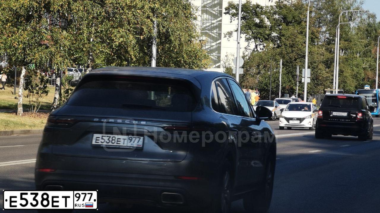 Фото автомобиля PORSCHE CAYENNE, 2020 — госномер Е538ЕТ977. Цвет: СЕРЫЙ