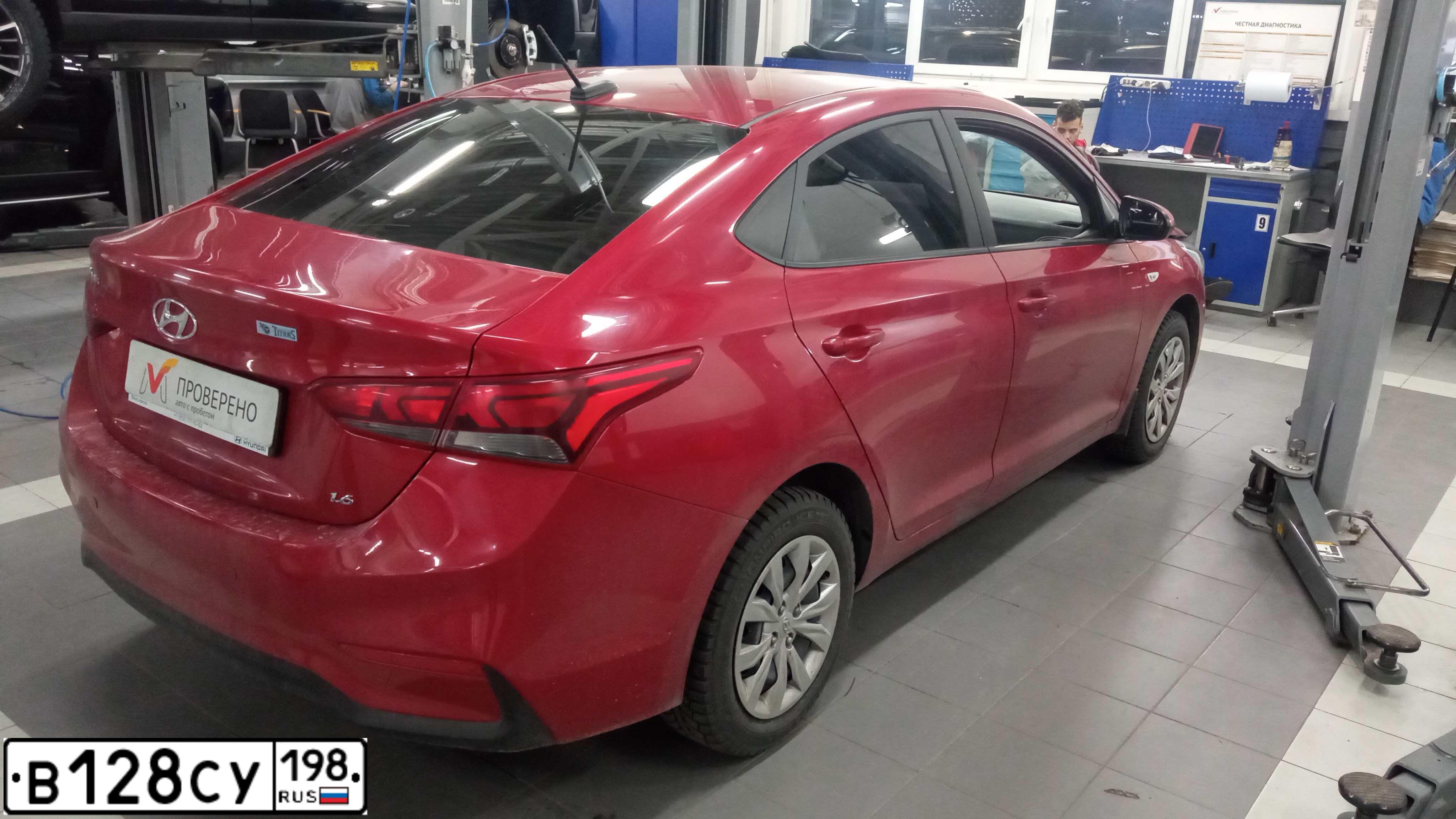 Фото автомобиля HYUNDAI SOLARIS, 2019 — госномер Н007РЕ198. Цвет: Красный