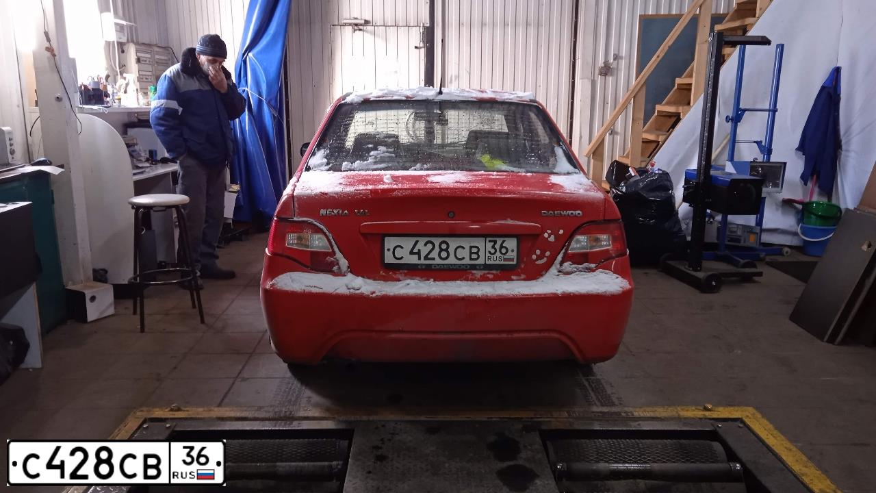 Фото автомобиля DAEWOO NEXIA, 2009 — госномер С428СВ36. Цвет: ЯРКО - КРАСНЫЙ