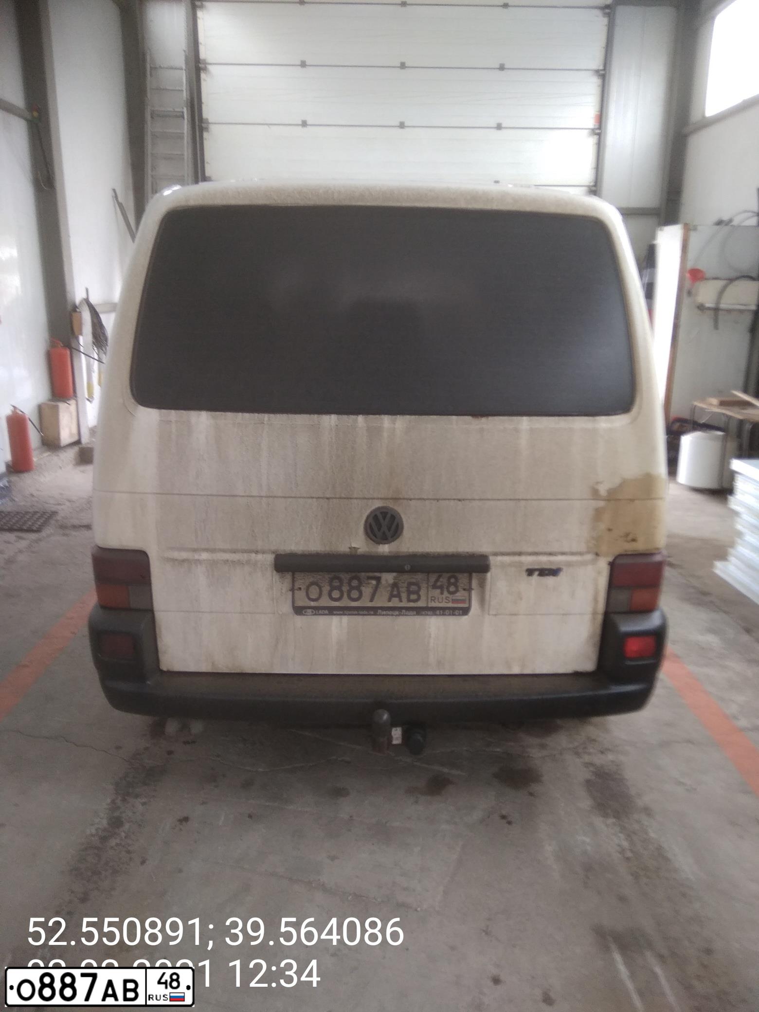 Фото автомобиля VOLKSWAGEN TRANSPORTER, 1999 — госномер О887АВ48. Цвет: Белый