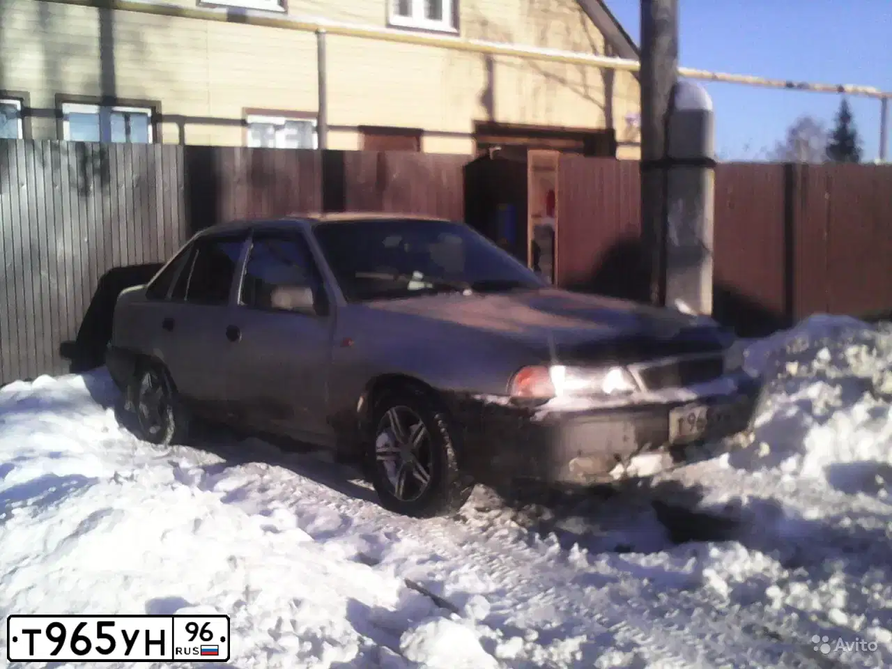 Фото автомобиля DAEWOO NEXIA, 2002 — госномер К927АА196. Цвет: Серый