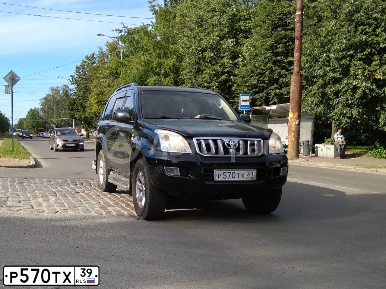 Фото автомобиля TOYOTA LANDCRUISER, 2005 — госномер Р570ТХ39. Цвет: ЧЕРНЫЙ