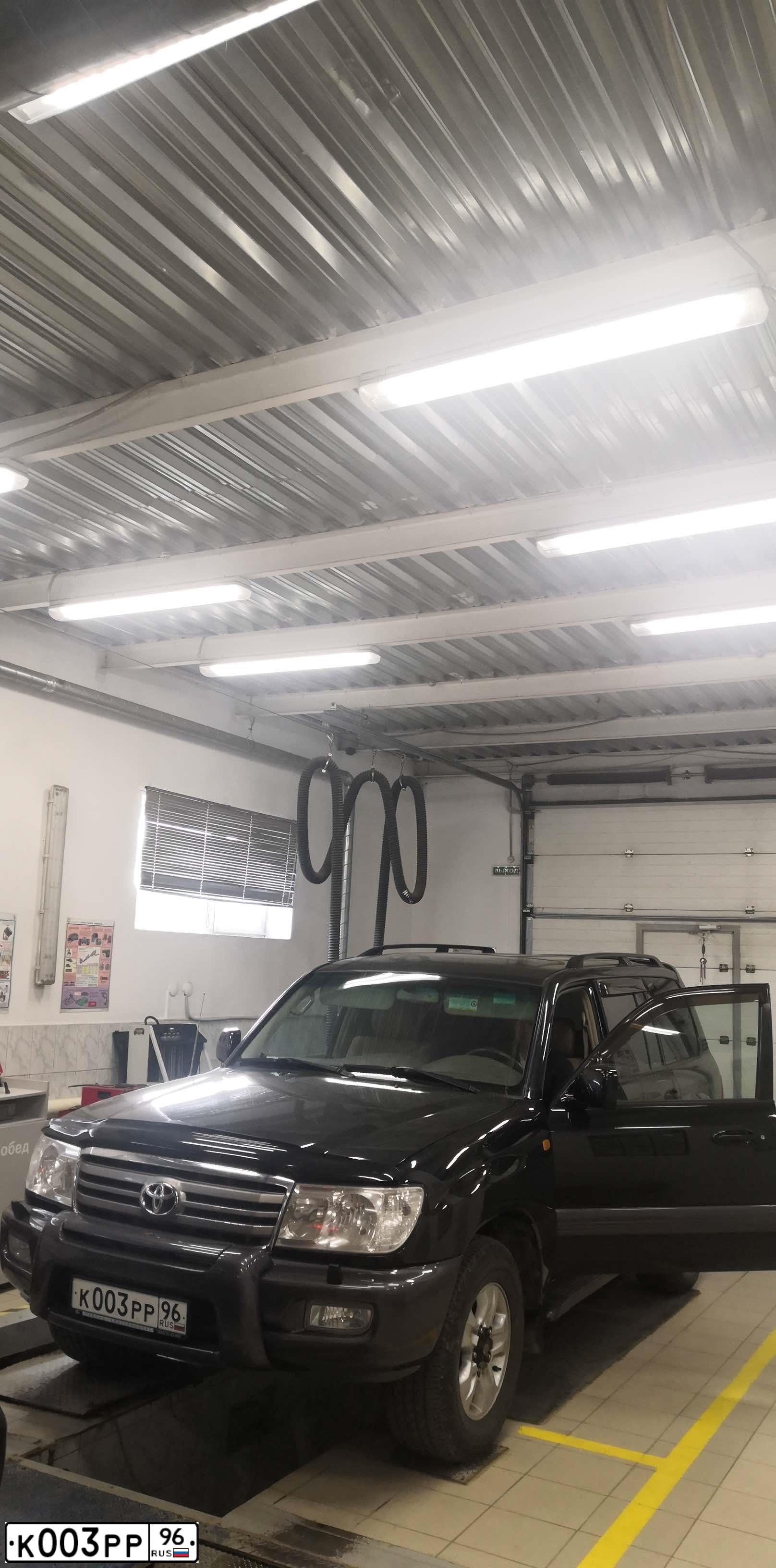 Фото автомобиля TOYOTA LANDCRUISER, 2006 — госномер К003РР96. Цвет: ЧЕРНЫЙ