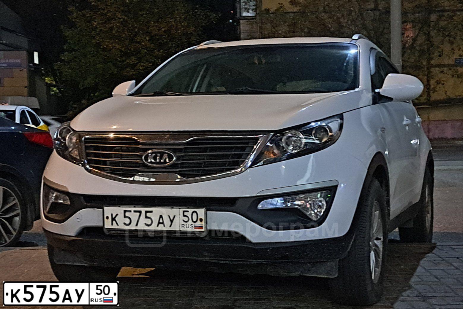 Фото автомобиля KIA SPORTAGE, 2013 — госномер К575АУ50. Цвет: БЕЛЫЙ