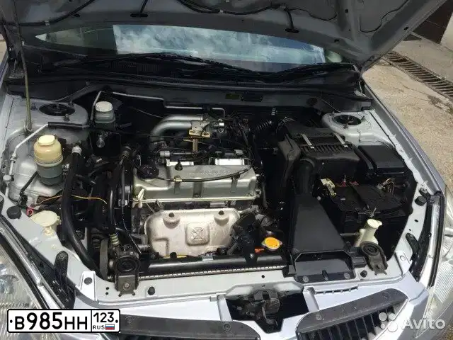 Фото автомобиля MITSUBISHI LANCER, 2003 — госномер В985НН123. Цвет: СЕРЕБРИСТЫЙ