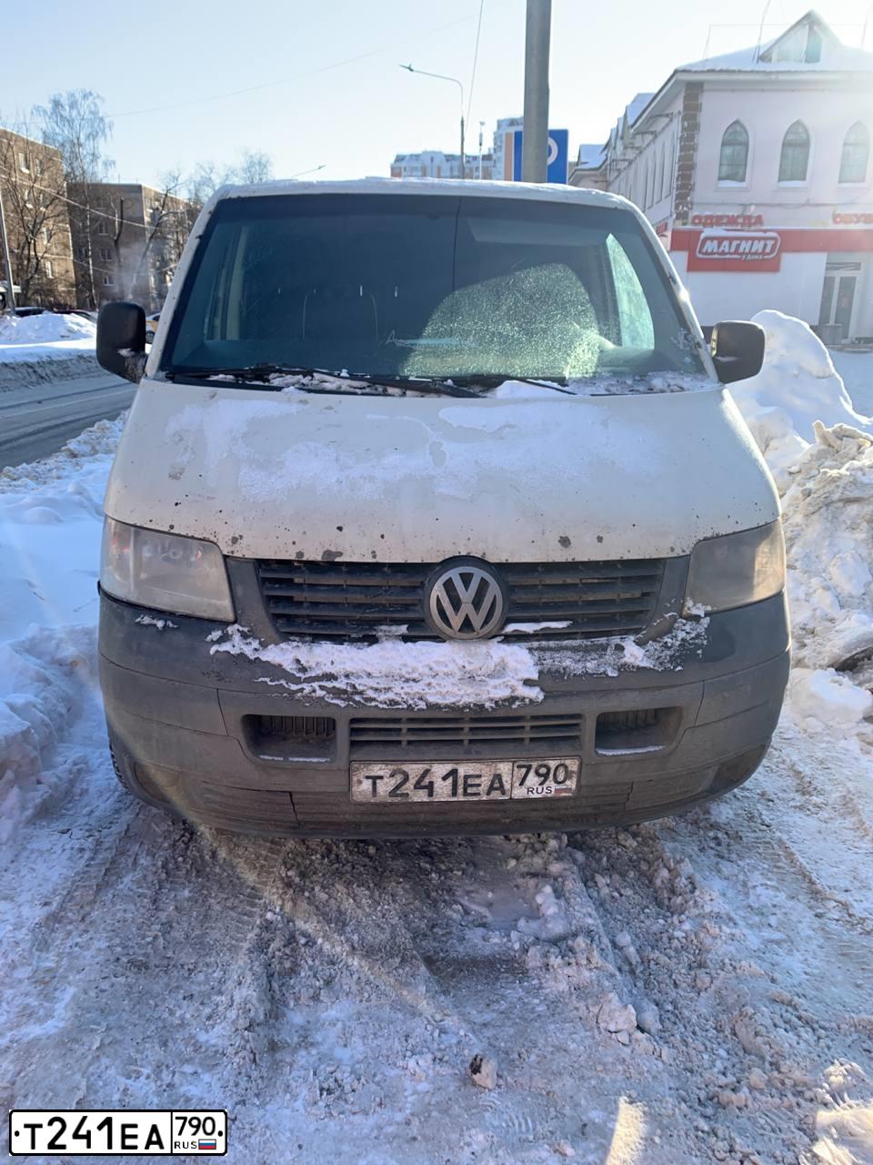 Фото автомобиля VOLKSWAGEN TRANSPORTER, 2008 — госномер Т241ЕА790. Цвет: СЕРО-БЕЛЫЙ