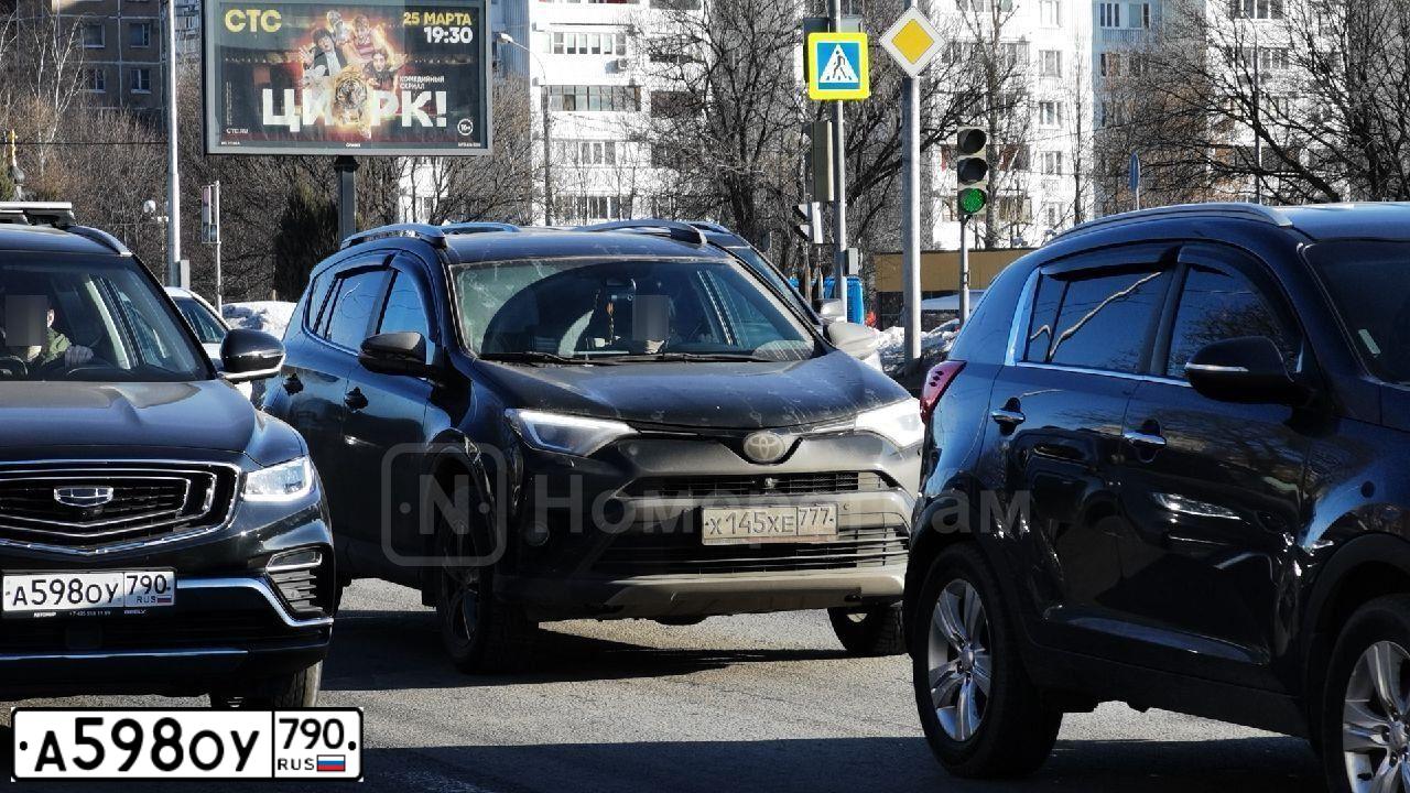 Фото автомобиля GEELY ATLAS, 2023 — госномер О078КТ977. Цвет: ЧЕРНЫЙ