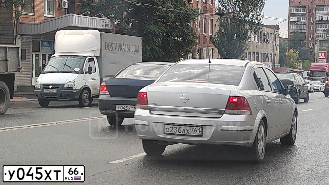Фото автомобиля HYUNDAI TUCSON, 2005 — госномер Р221СР96. Цвет: СВЕТЛО-СЕРЫЙ