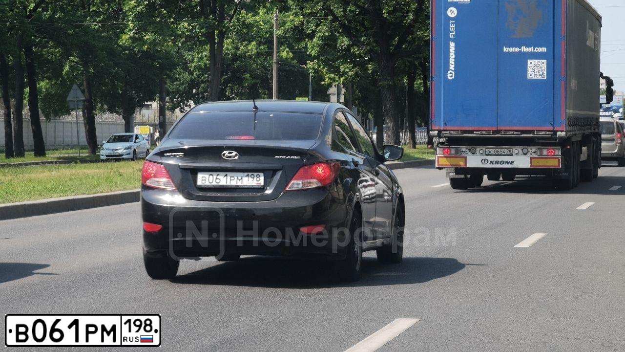 Фото автомобиля HYUNDAI SOLARIS, 2013 — госномер В061РМ198. Цвет: ЧЕРНЫЙ